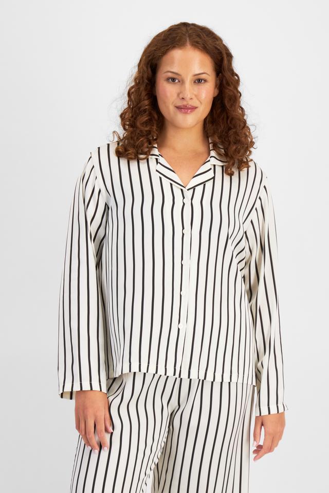 Cameron (She/Her) wears size L and is 179cm tall with 91cm chest and 74cm waist