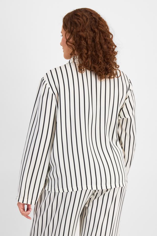 Cameron (She/Her) wears size L and is 179cm tall with 91cm chest and 74cm waist