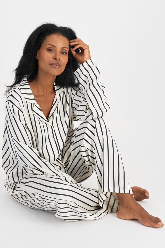 Senait (She/Her) wears size S and is 162cm tall with 79cm chest and 60cm waist