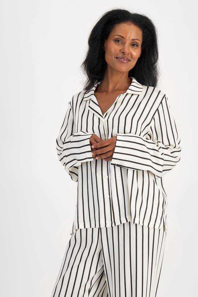 Senait (She/Her) wears size S and is 162cm tall with 79cm chest and 60cm waist