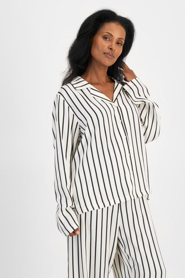 Senait (She/Her) wears size S and is 162cm tall with 79cm chest and 60cm waist
