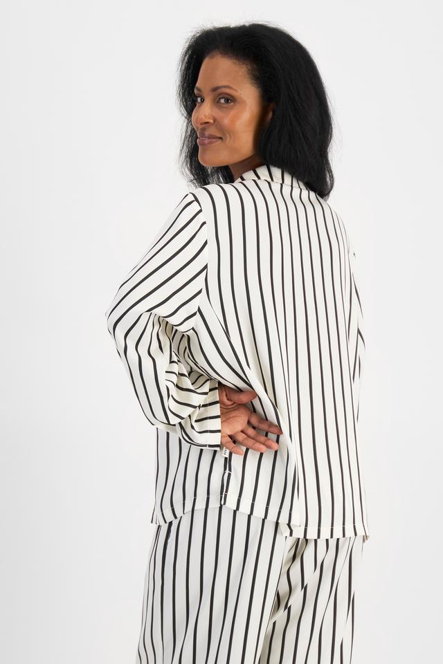 Senait (She/Her) wears size S and is 162cm tall with 79cm chest and 60cm waist