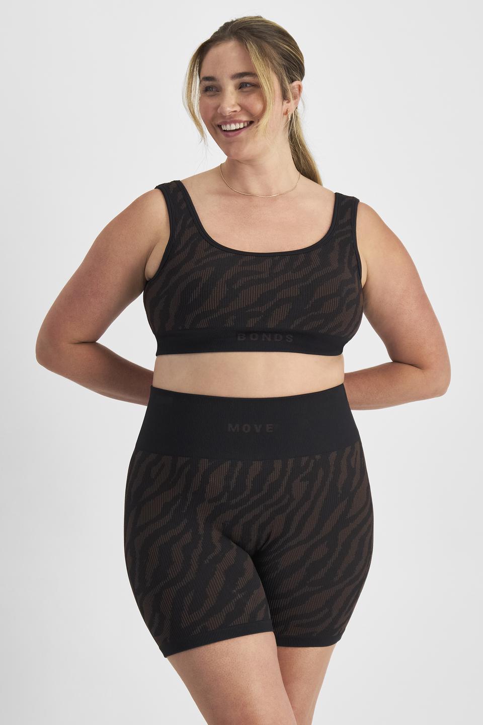 Chanel (She/Her) wears size L and is 176cm tall with 104cm chest and 89cm waist