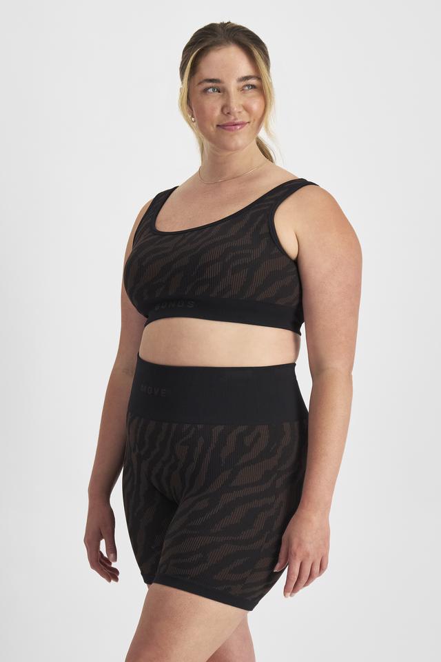 Chanel (She/Her) wears size L and is 176cm tall with 104cm chest and 89cm waist