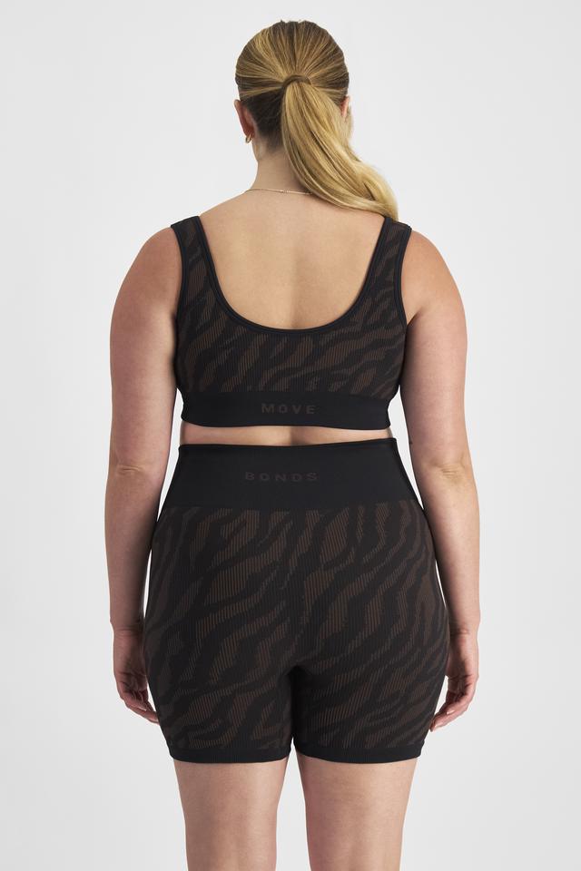 Chanel (She/Her) wears size L and is 176cm tall with 104cm chest and 89cm waist