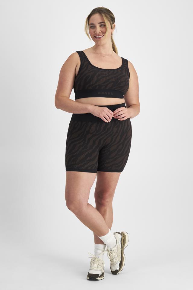 Chanel (She/Her) wears size L and is 176cm tall with 104cm chest and 89cm waist