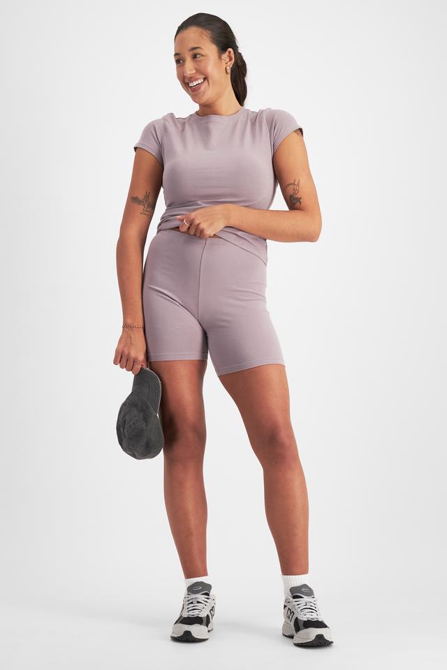 Leah (She/Her) wears size 14 and is 185cm tall with cm chest and cm waist