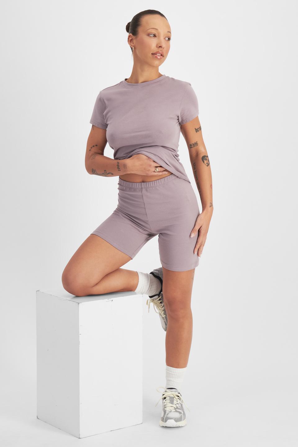 Mon (She/Her) wears size 10 and is 165cm tall with 84cm chest and 63cm waist
