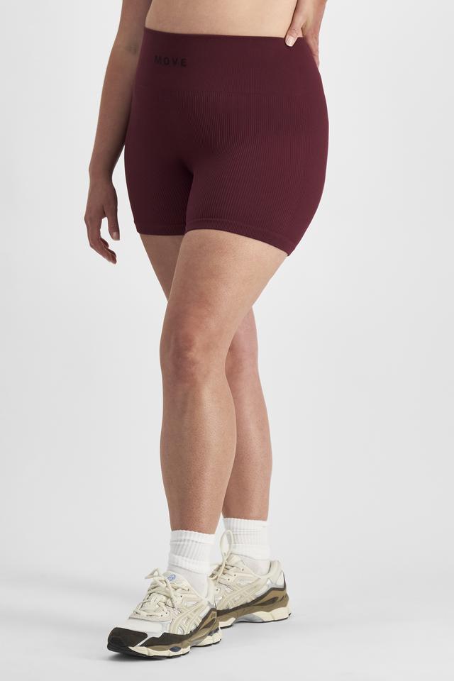 Chanel (She/Her) wears size L and is 176cm tall with 104cm chest and 89cm waist