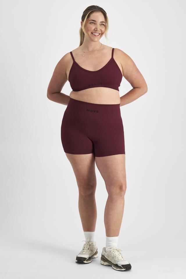 Chanel (She/Her) wears size L and is 176cm tall with 104cm chest and 89cm waist