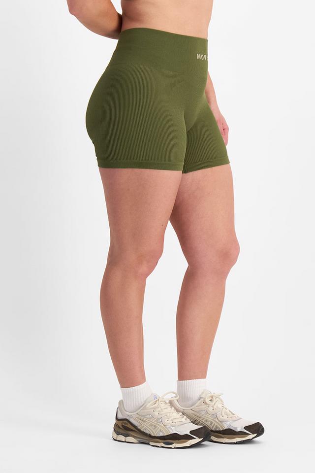 Zoe (She/Her) wears size Large and is 170cm tall with 98cm chest and 85cm waist