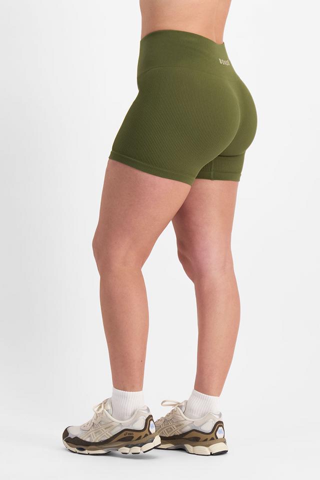 Zoe (She/Her) wears size Large and is 170cm tall with 98cm chest and 85cm waist