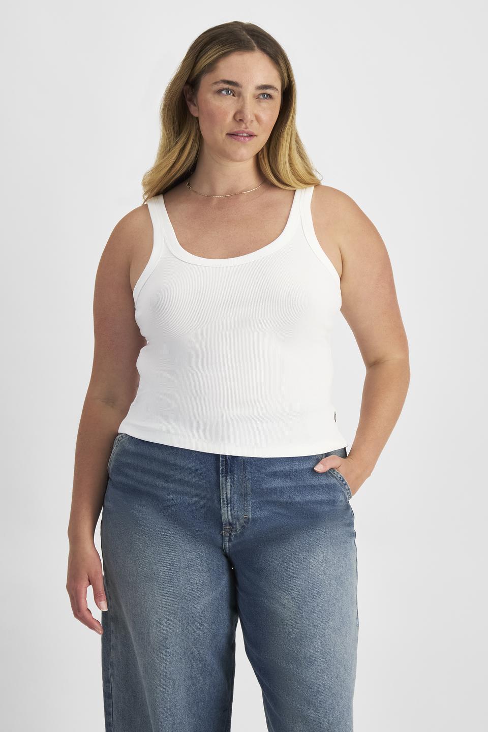 Chanel (She/Her) wears size L and is 176cm tall with 104cm chest and 89cm waist