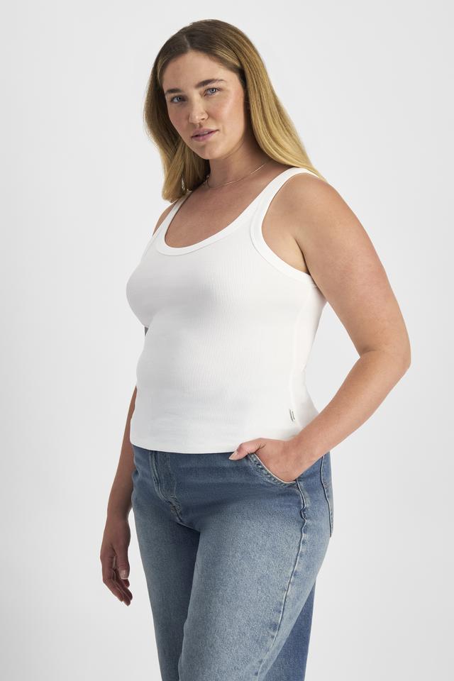 Chanel (She/Her) wears size L and is 176cm tall with 104cm chest and 89cm waist