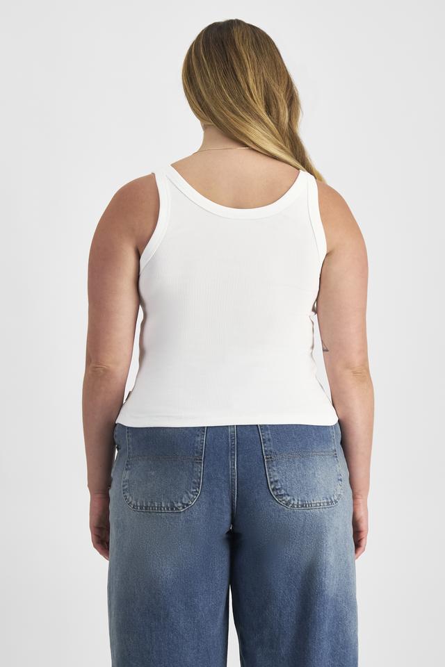 Chanel (She/Her) wears size L and is 176cm tall with 104cm chest and 89cm waist