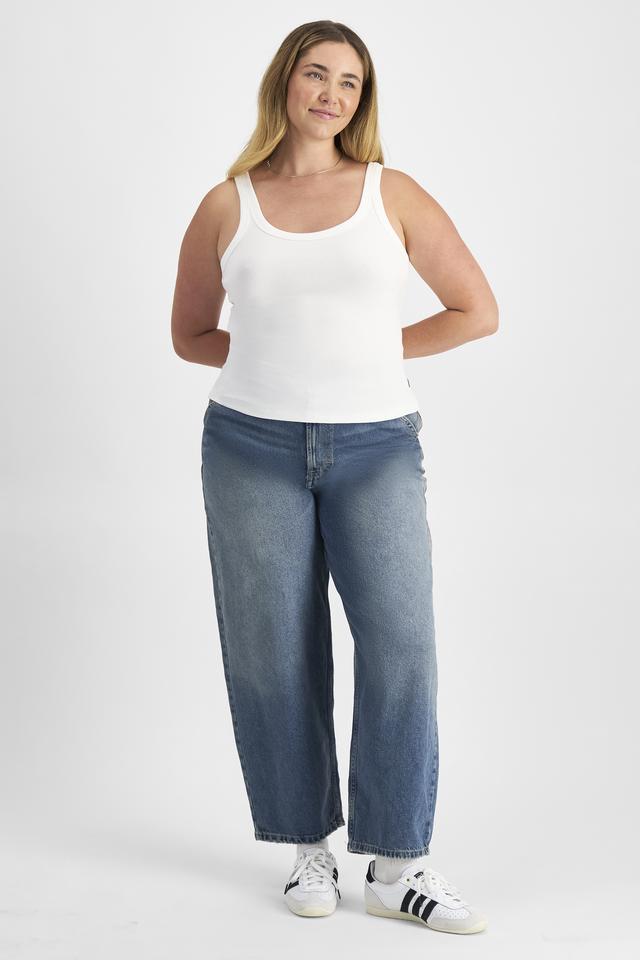 Chanel (She/Her) wears size L and is 176cm tall with 104cm chest and 89cm waist