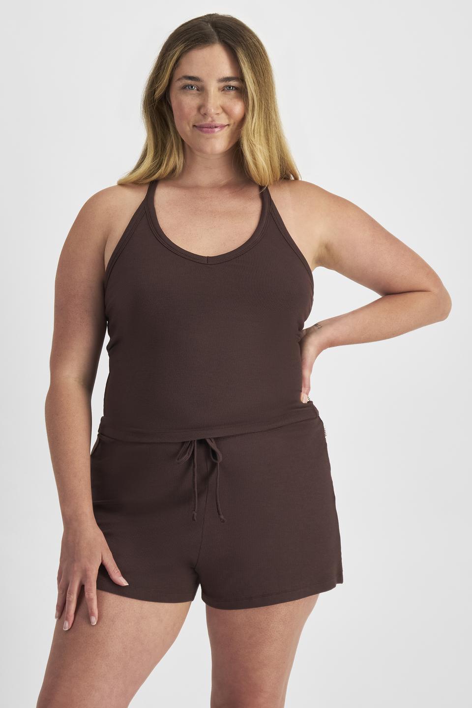 Chanel (She/Her) wears size L and is 176cm tall with 104cm chest and 89cm waist