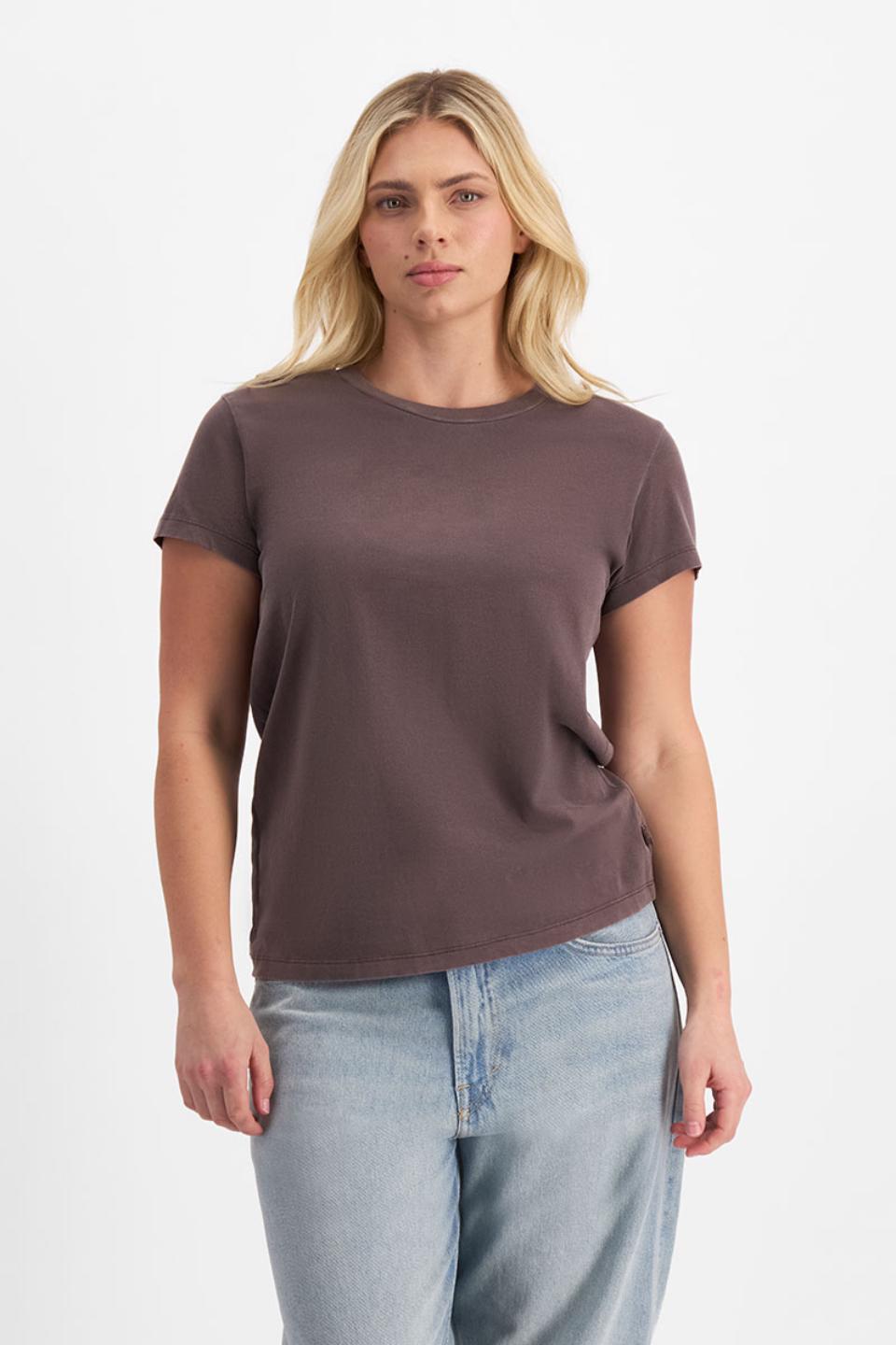 Zoe (She/Her) wears size L and is 170cm tall with 98cm chest and 85cm waist