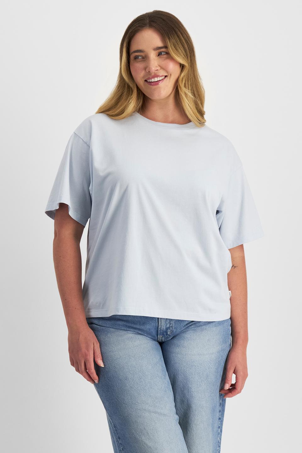 Chanel (She/Her) wears size L and is 176cm tall with 104cm chest and 89cm waist