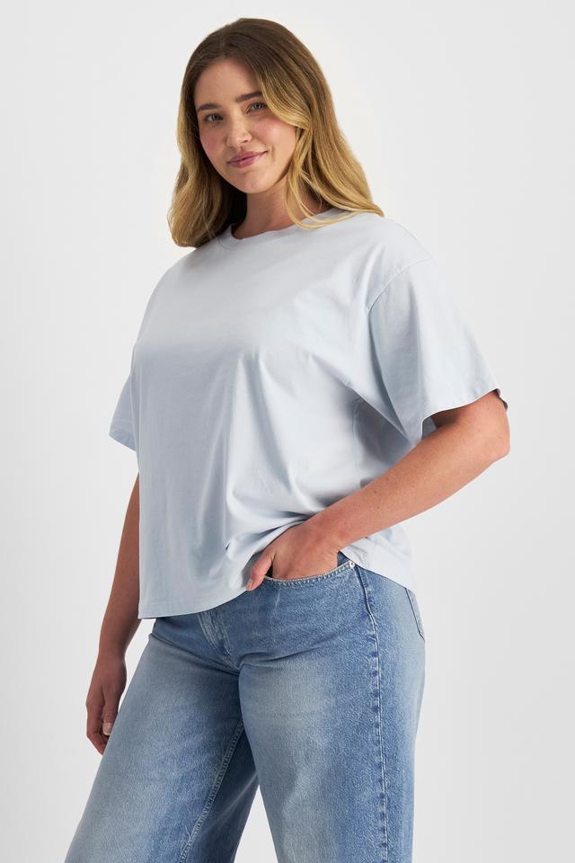 Chanel (She/Her) wears size L and is 176cm tall with 104cm chest and 89cm waist