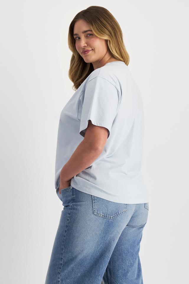 Chanel (She/Her) wears size L and is 176cm tall with 104cm chest and 89cm waist