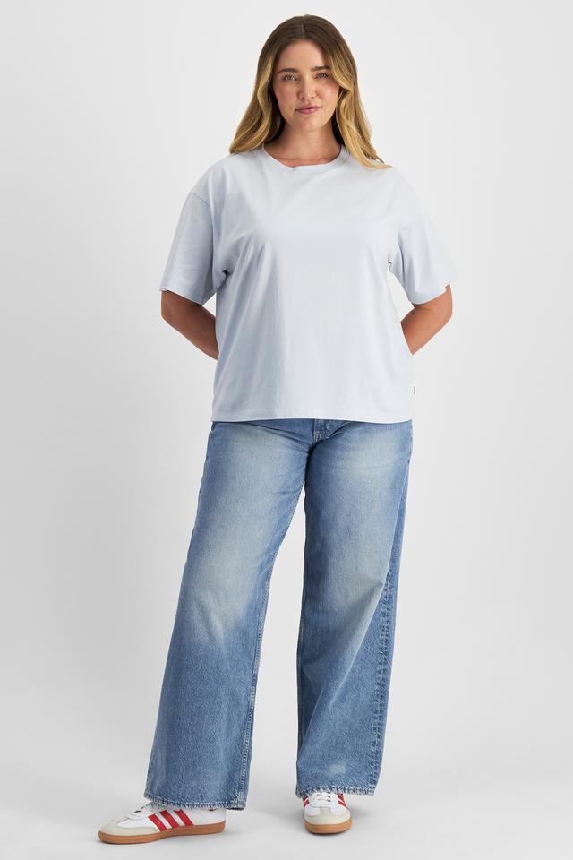Chanel (She/Her) wears size L and is 176cm tall with 104cm chest and 89cm waist