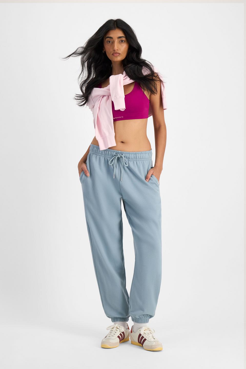 Mancie (She/Her) wears size L and is 178cm tall with 84cm chest and 71cm waist