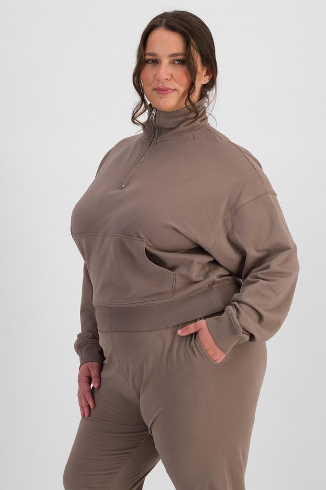 LANI (She/Her) wears size L and is 168cm tall with 115cm chest and 99cm waist