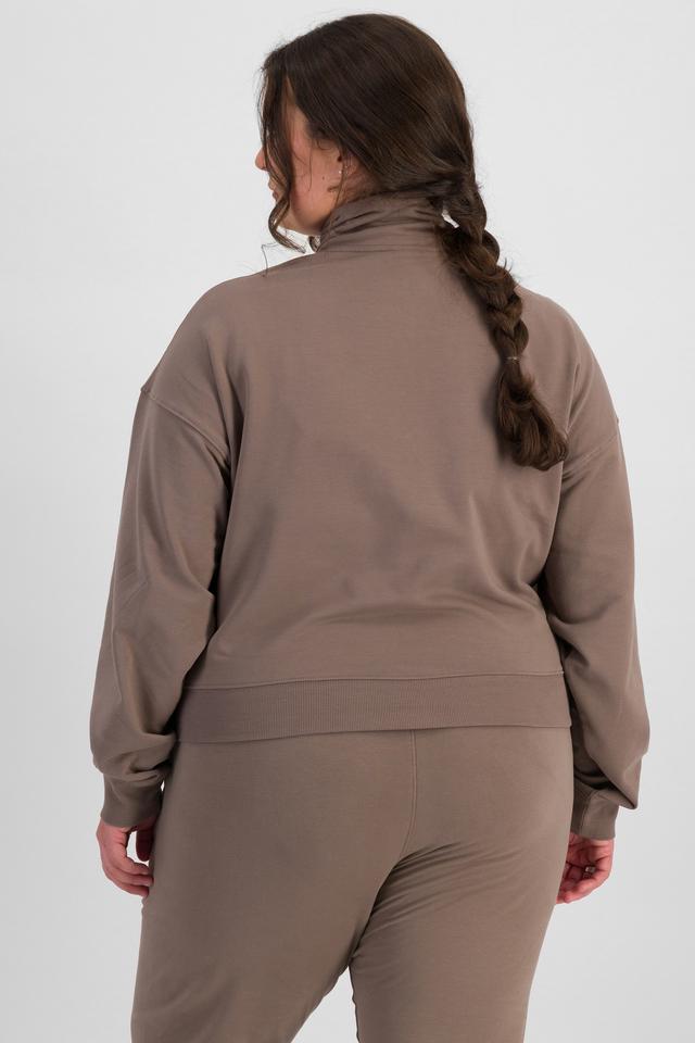 LANI (She/Her) wears size L and is 168cm tall with 115cm chest and 99cm waist