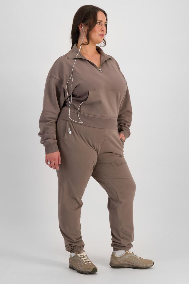 LANI (She/Her) wears size L and is 168cm tall with 115cm chest and 99cm waist