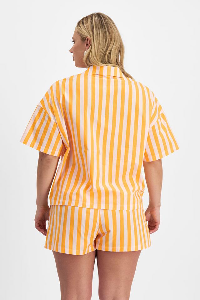 Zoe (She/Her) wears size Large and is 170cm tall with 98cm chest and 85cm waist