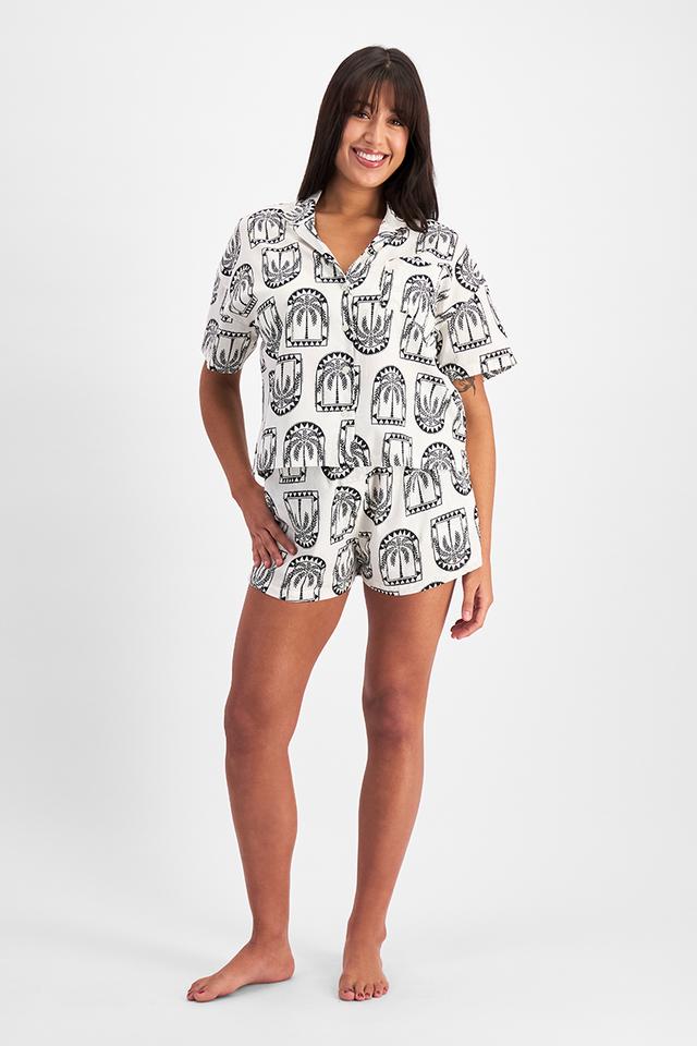 Leah (She/Her) wears size Large and is 185cm tall