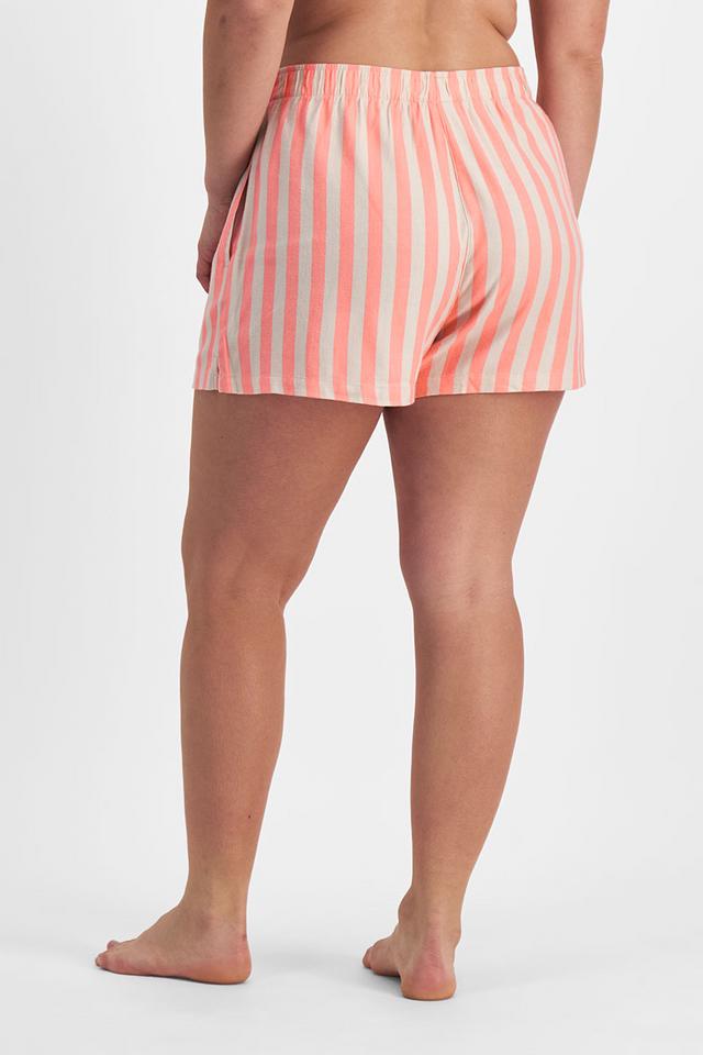 Zoe (She/Her) wears size Large and is 170cm tall with 98cm chest and 85cm waist