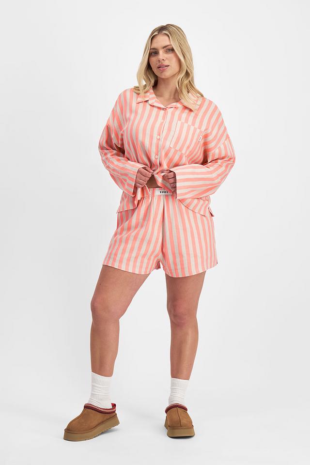 Zoe (She/Her) wears size Large and is 170cm tall with 98cm chest and 85cm waist