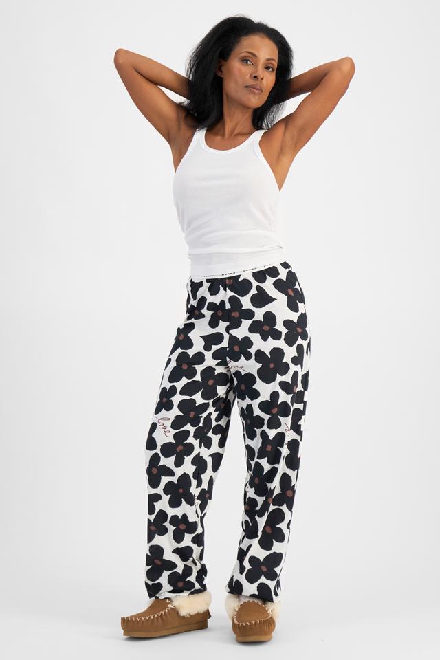 Senait (She/Her) wears size S and is 162cm tall with 79cm chest and 60cm waist