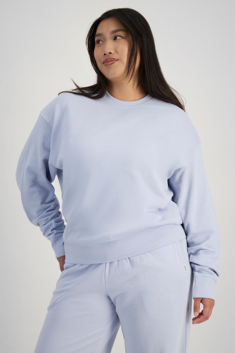 Chloe (She/Her) wears size L and is 165cm tall with 95cm chest and 78cm waist
