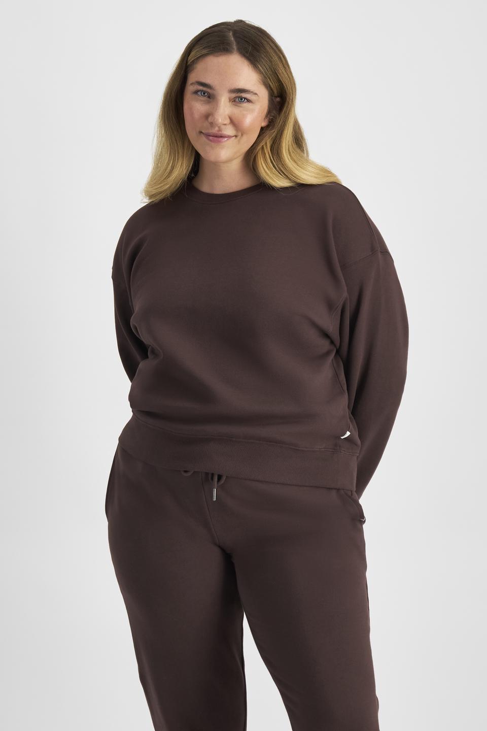 Chanel (She/Her) wears size L and is 176cm tall with 104cm chest and 89cm waist