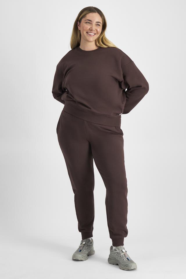 Chanel (She/Her) wears size L and is 176cm tall with 104cm chest and 89cm waist