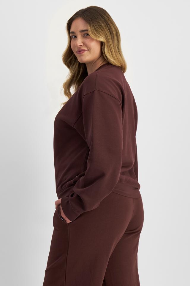 Chanel (She/Her) wears size L and is 176cm tall with 104cm chest and 89cm waist