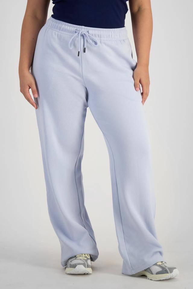 Chloe (She/Her) wears size L and is 165cm tall with 95cm chest and 78cm waist