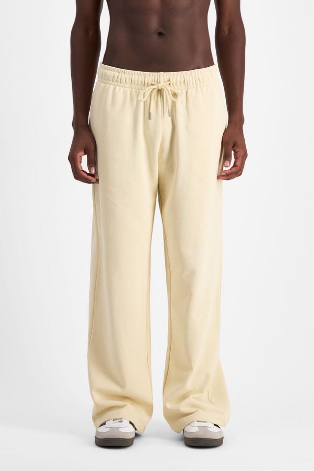 Emmanuel (He/Him) wears size M and is 182cm tall with 93cm chest and 73cm waist