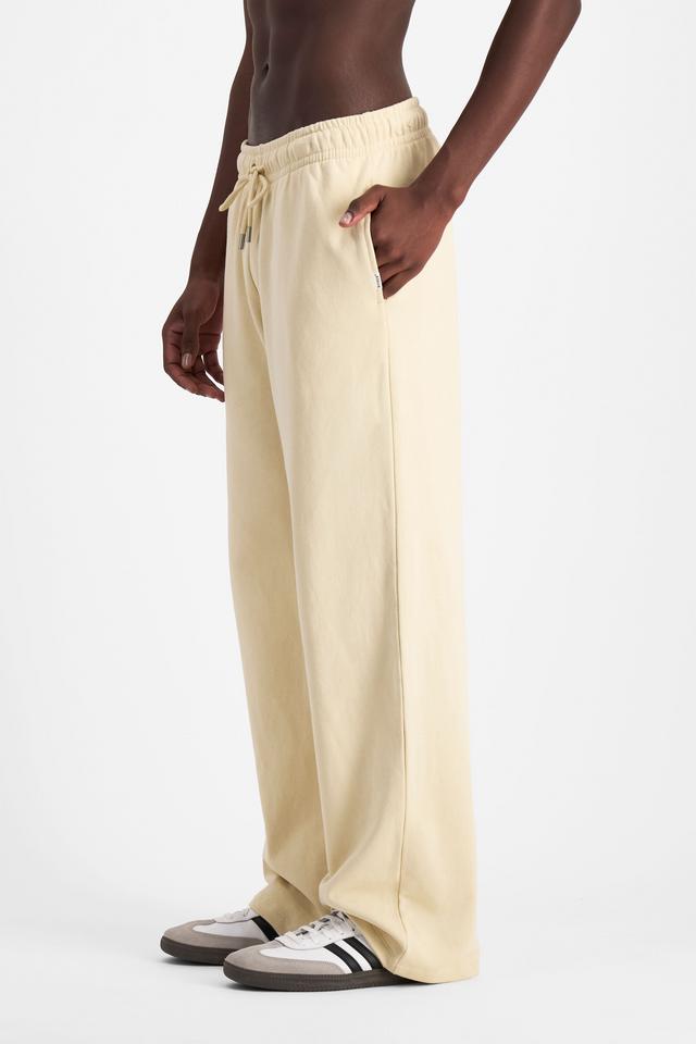 Emmanuel (He/Him) wears size M and is 182cm tall with 93cm chest and 73cm waist