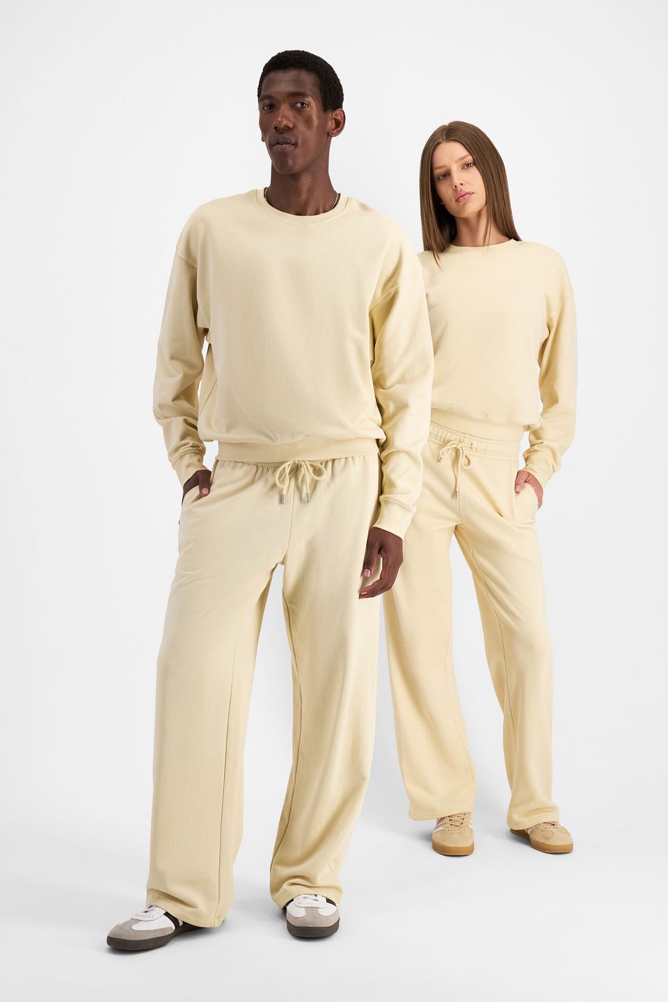 India (She/Her) wears size M and is 180cm tall with 88cm chest and 26cm waist & Emmanuel (He/Him) wears size M and is 182cm tall with 93cm chest and 73cm waist