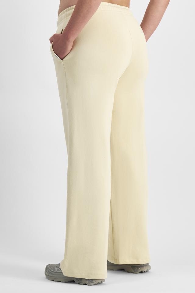 Chanel (She/Her) wears size L and is 176cm tall with 104cm chest and 89cm waist