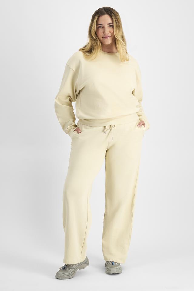 Chanel (She/Her) wears size L and is 176cm tall with 104cm chest and 89cm waist