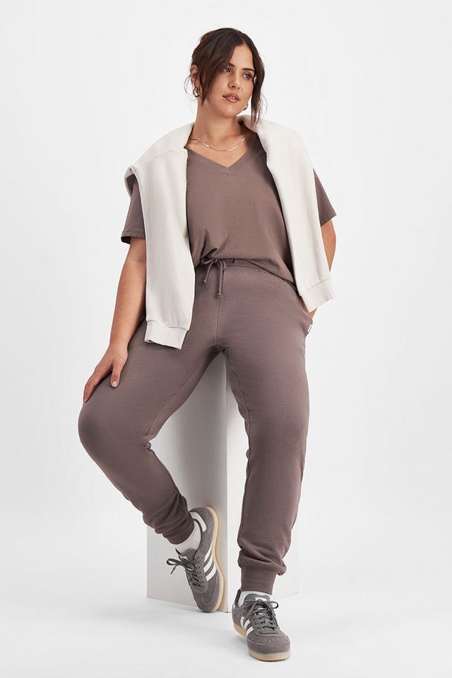 Bella (She/Her) wears size Large and is 173cm tall with 95cm chest and 77cm waist