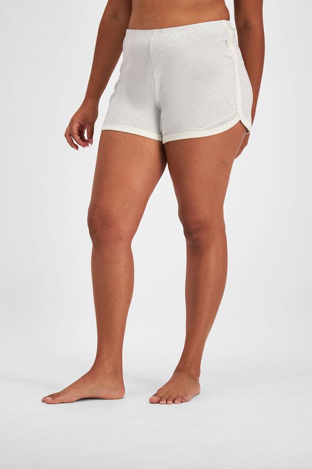 Larissa (She/Her) wears size Large and is 170.18cm tall with 90.17cm chest and 79.756cm waist