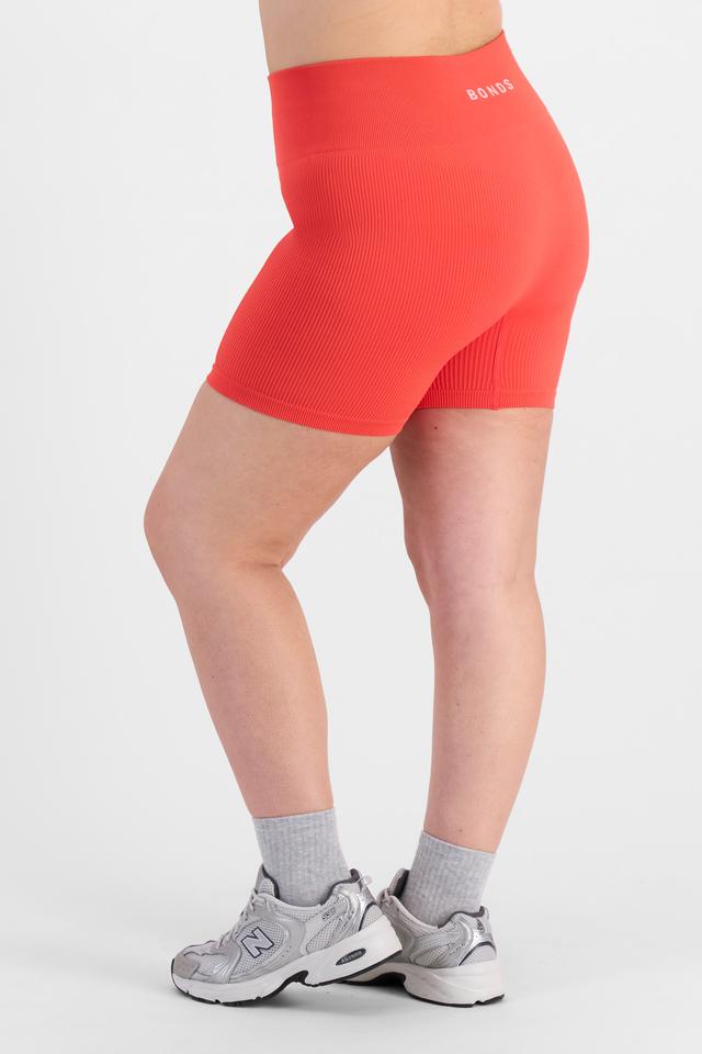 Bella (She/Her) wears size L and is 173cm tall with 95cm chest and 77cm waist