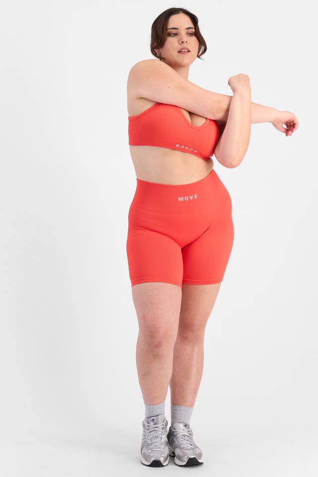 Bella (She/Her) wears size L and is 173cm tall with 95cm chest and 77cm waist