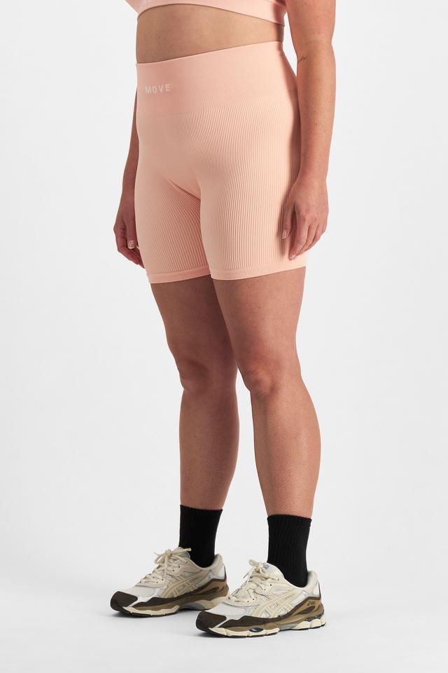 Chanel (She/Her) wears size L and is 176cm tall with 104cm chest and 89cm waist